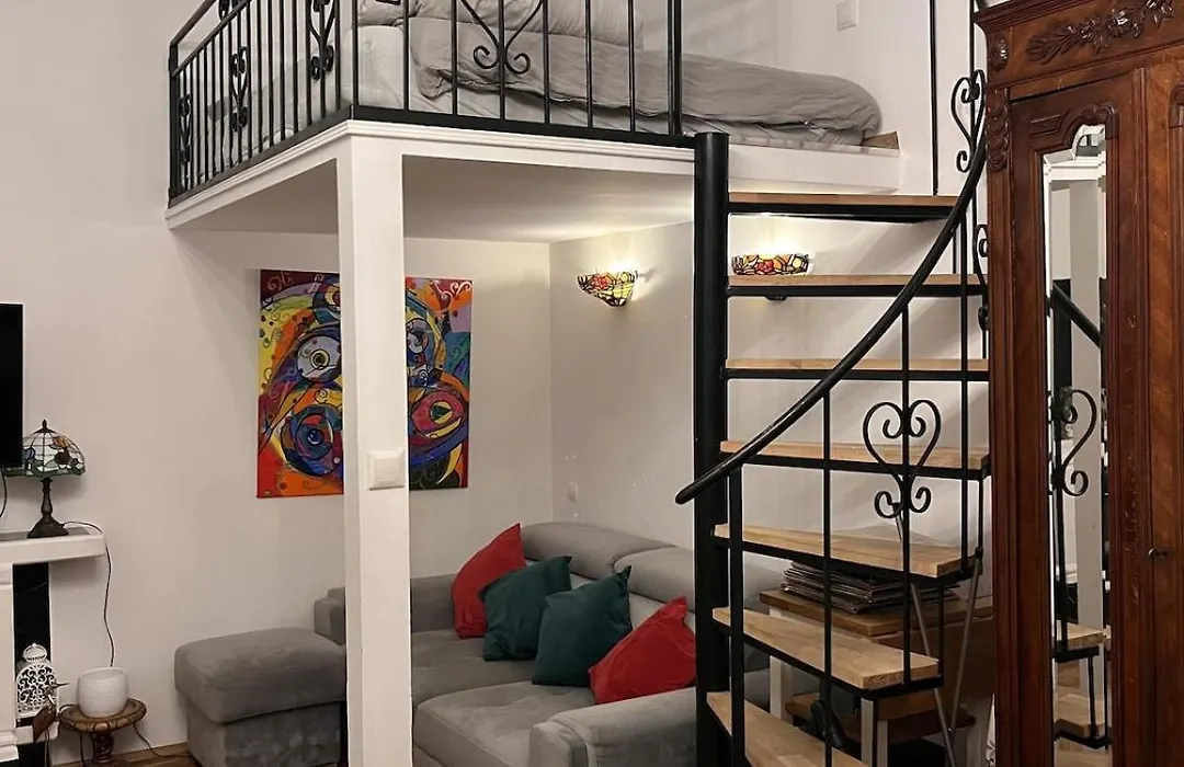 Charming Studio Apartment In The Heart Of The Jewish District!-1