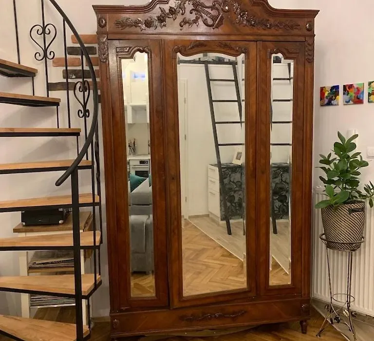 Charming Studio Apartment In The Heart Of The Jewish District!-1