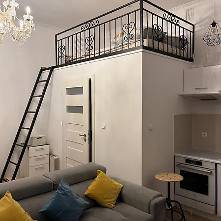 Charming Studio Apartment In The Heart Of The Jewish District!-2