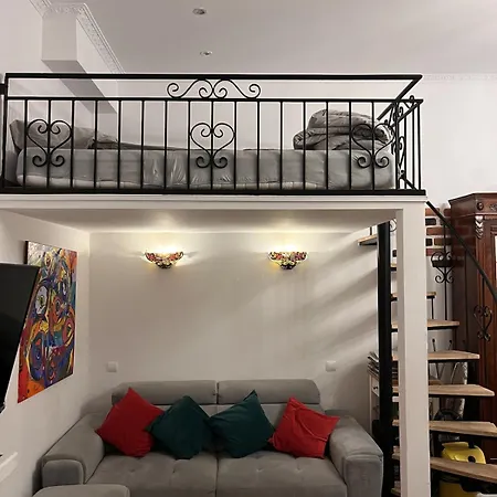 Charming Studio Apartment In The Heart Of The Jewish District!-2