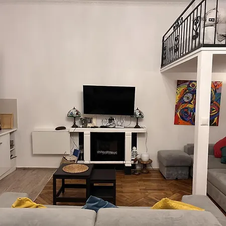 Charming Studio Apartment In The Heart Of The Jewish District!-3