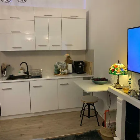 Charming Studio Apartment In The Heart Of The Jewish District!-3